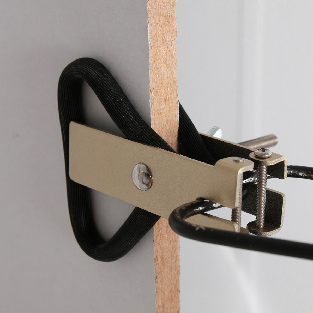 Applique murale en métal noir bras articulé et détails dorés – H20 cm