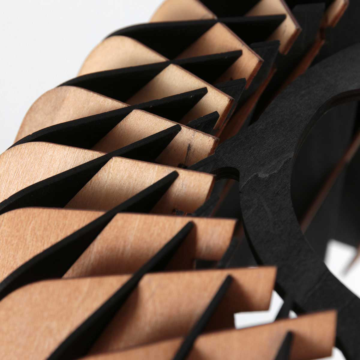 Suspension en bois ajouré motif zigzag noir et naturel – Ø46 cm
