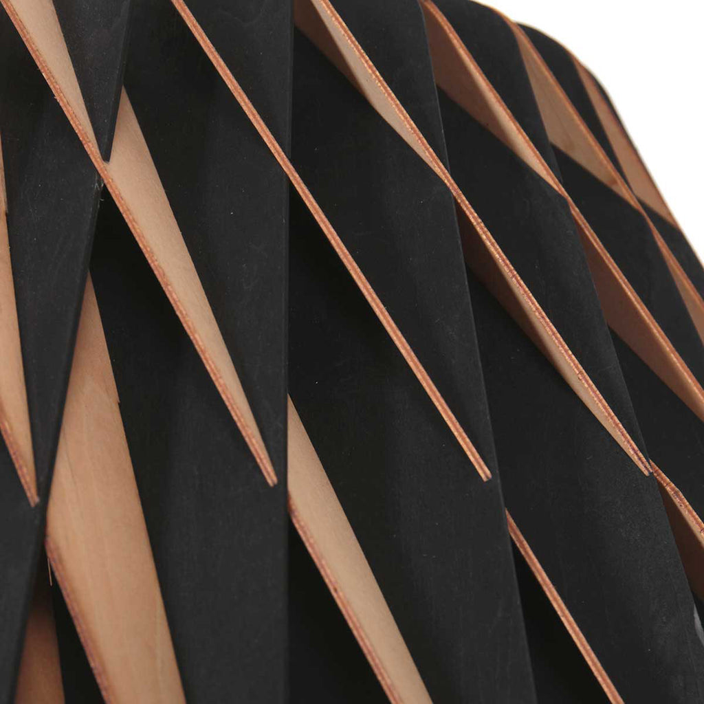 Suspension en bois ajouré motif zigzag noir et naturel – Ø46 cm
