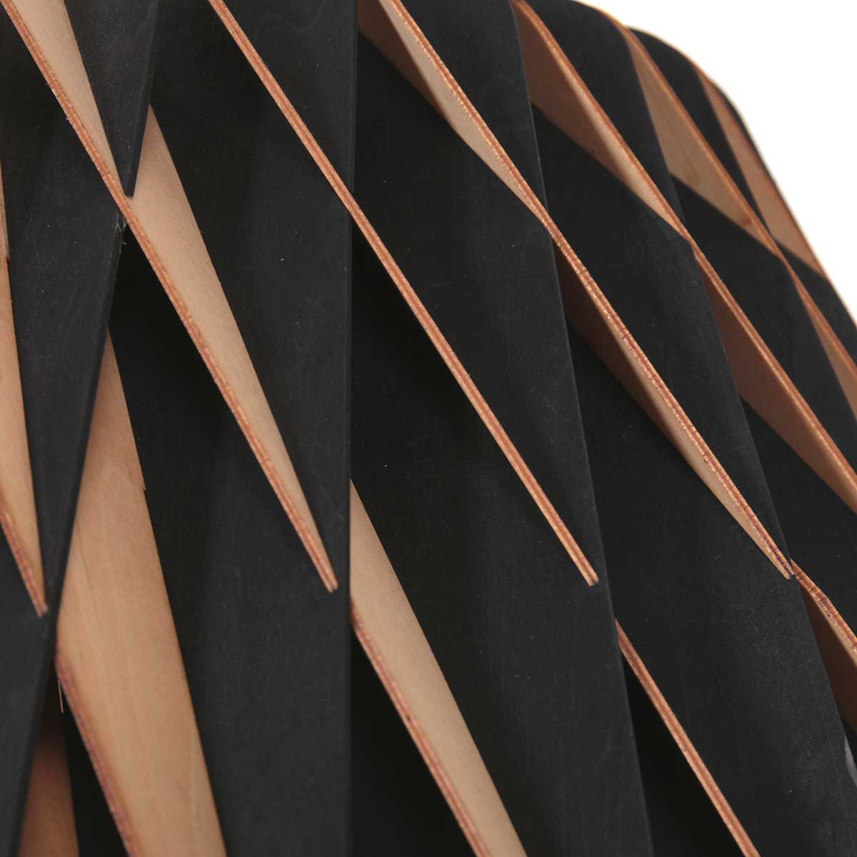 Suspension en bois ajouré motif zigzag noir et naturel – Ø46 cm