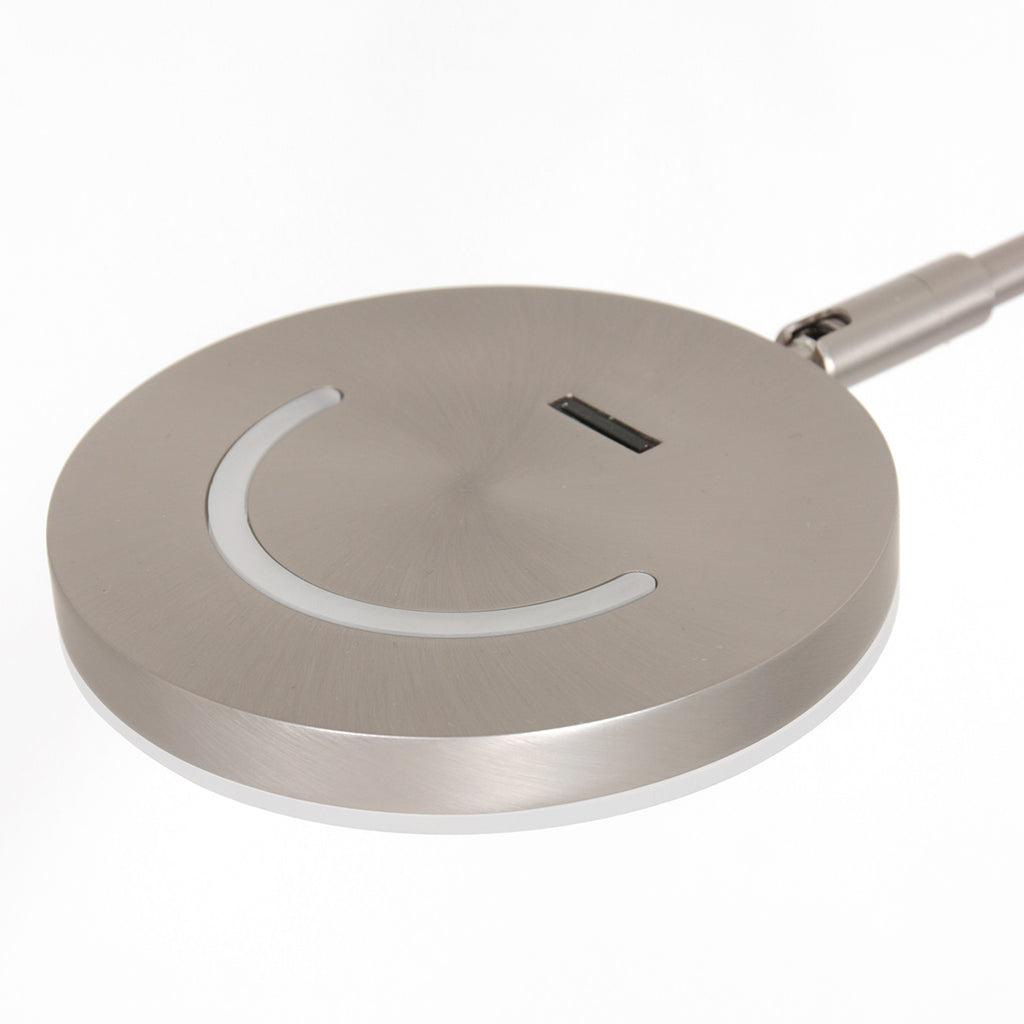 Lampadaire en métal argenté avec bras articulé et batterie rechargeable
