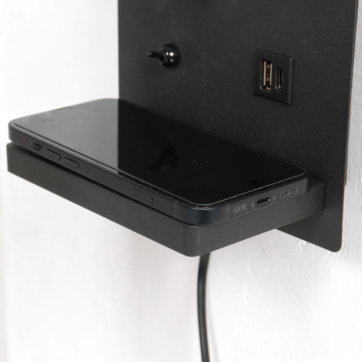 Applique murale noire en métal avec chargeur sans fil et ports USB