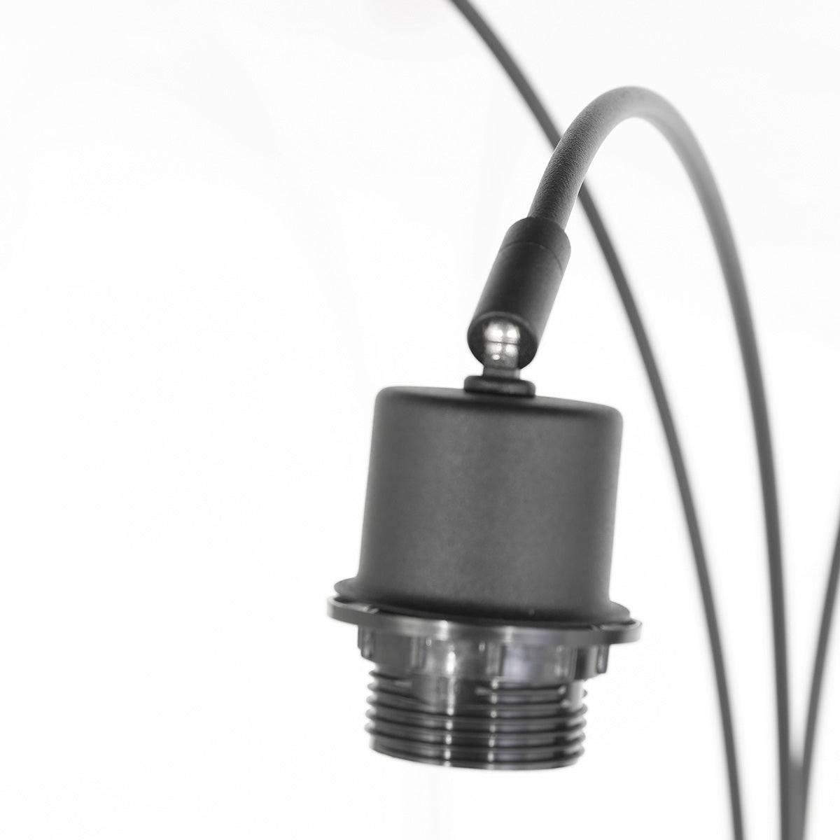 Lampadaire arqué en métal noir abat-jours bois clair – H200 cm