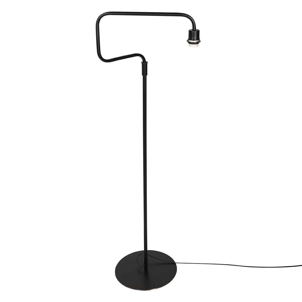 Lampadaire en métal noir avec bras courbé et abat-jour cylindrique – H165 cm