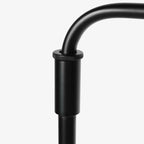 Lampadaire en métal noir avec bras courbé et abat-jour cylindrique – H165 cm