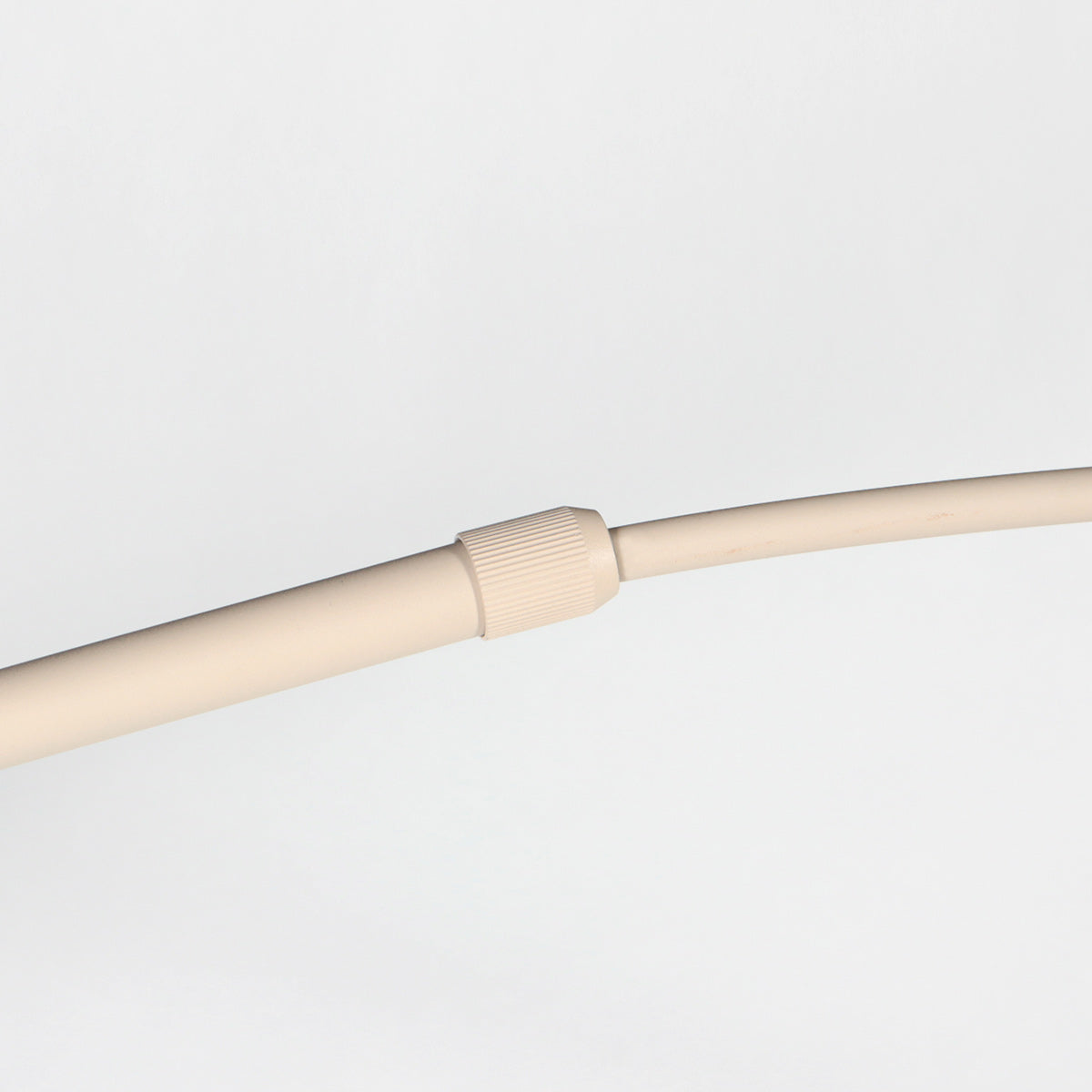 Lampadaire arc métal crème avec abat-jour blanc opalin – H240 cm