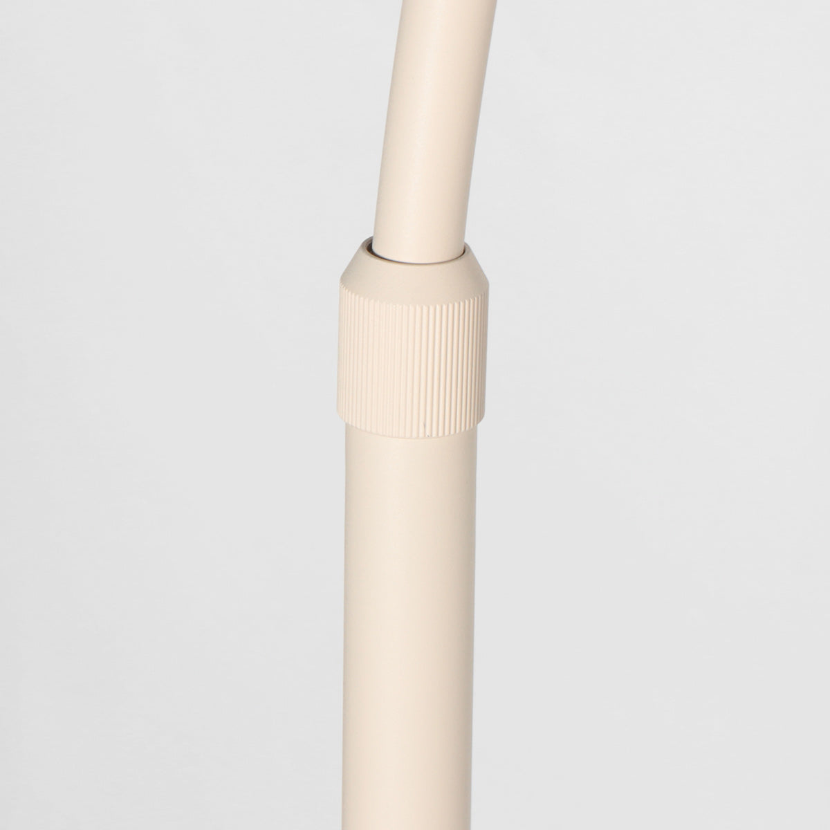 Lampadaire arc métal crème avec abat-jour blanc opalin – H240 cm