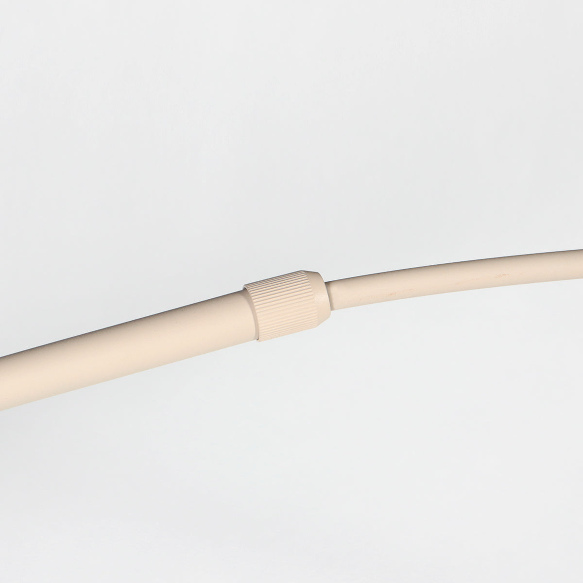 Lampadaire arc en métal crème abat-jour rotin tressé – H240 cm