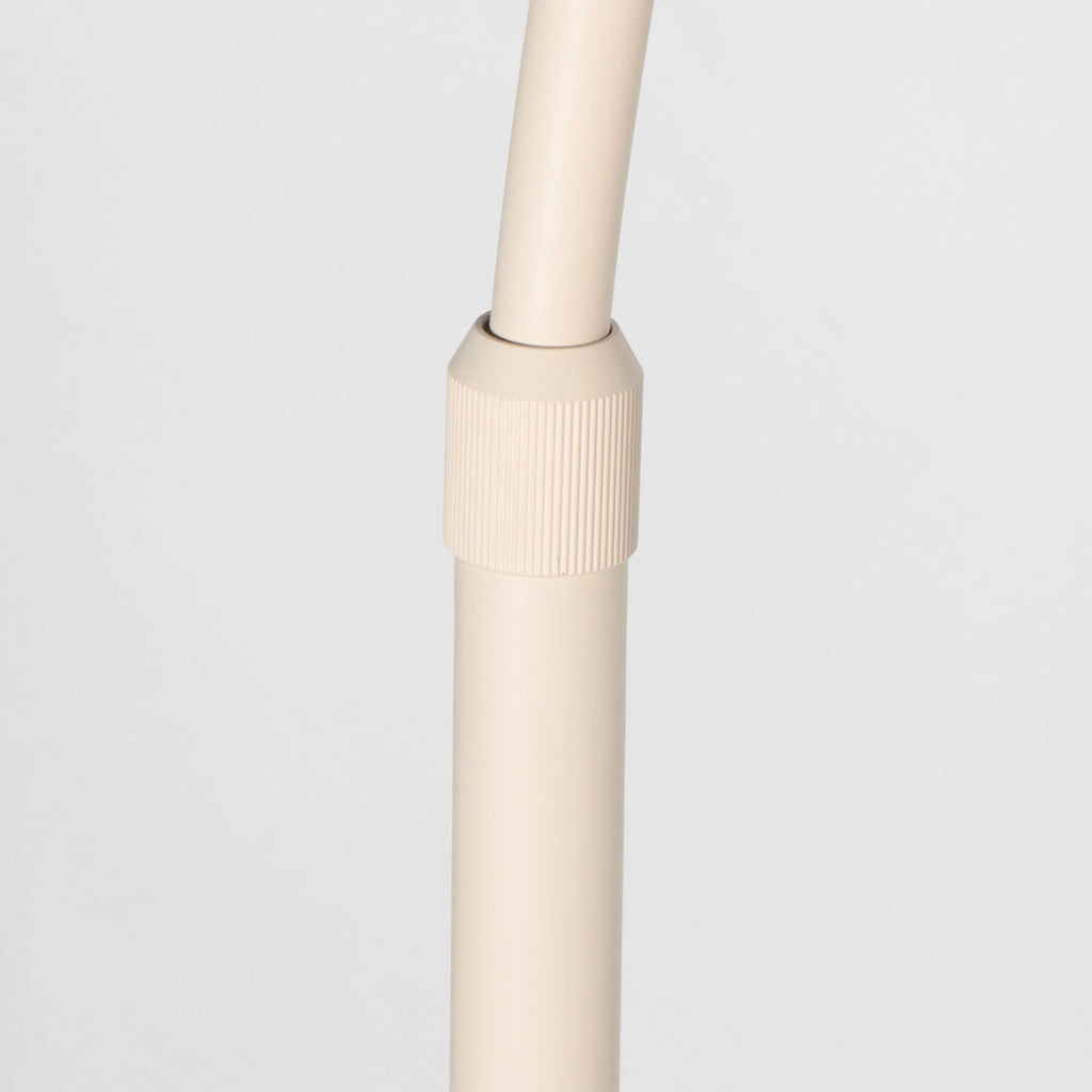 Lampadaire arc en métal crème abat-jour rotin tressé – H240 cm