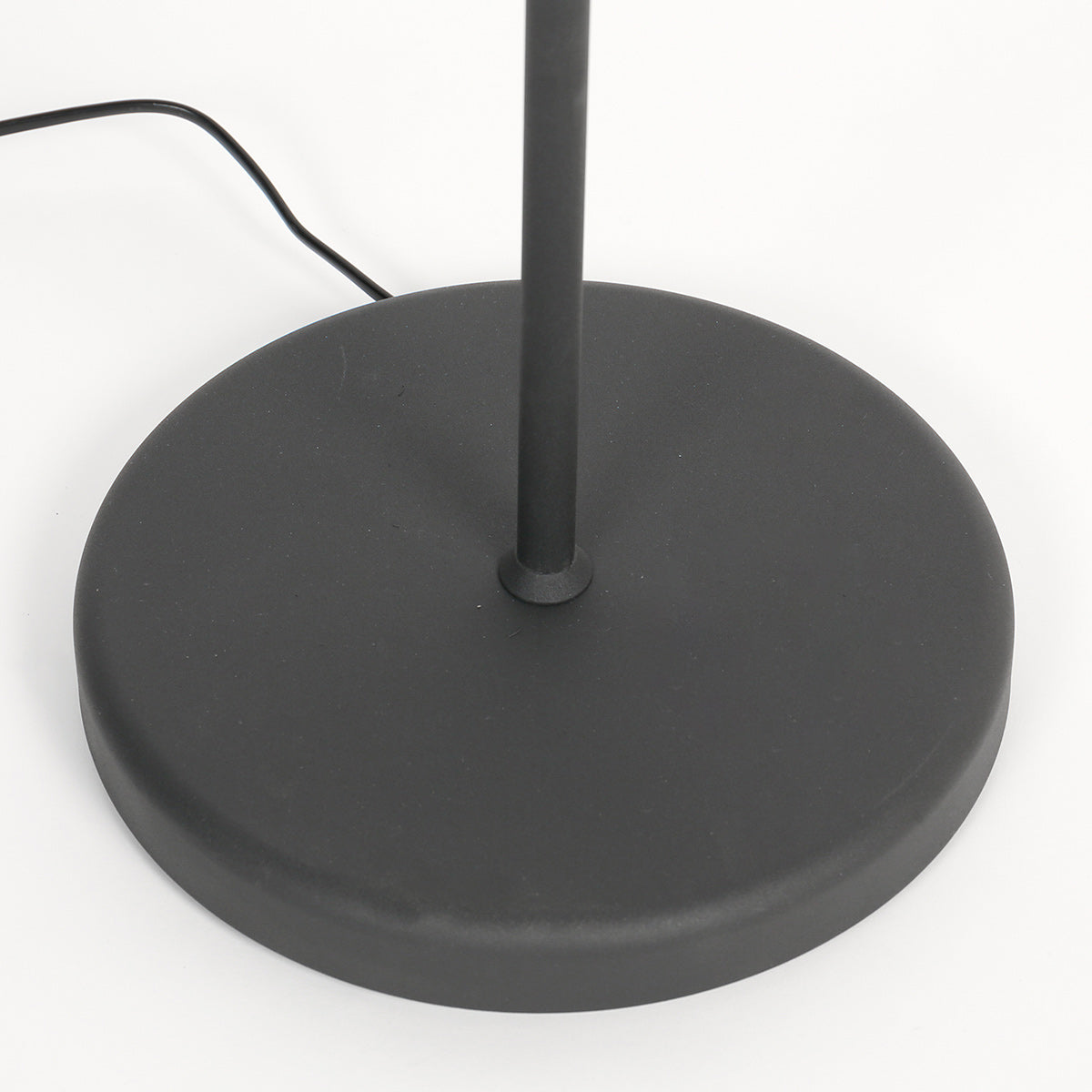 Lampadaire métal noir mat avec abat-jour conique or intérieur – H154 cm