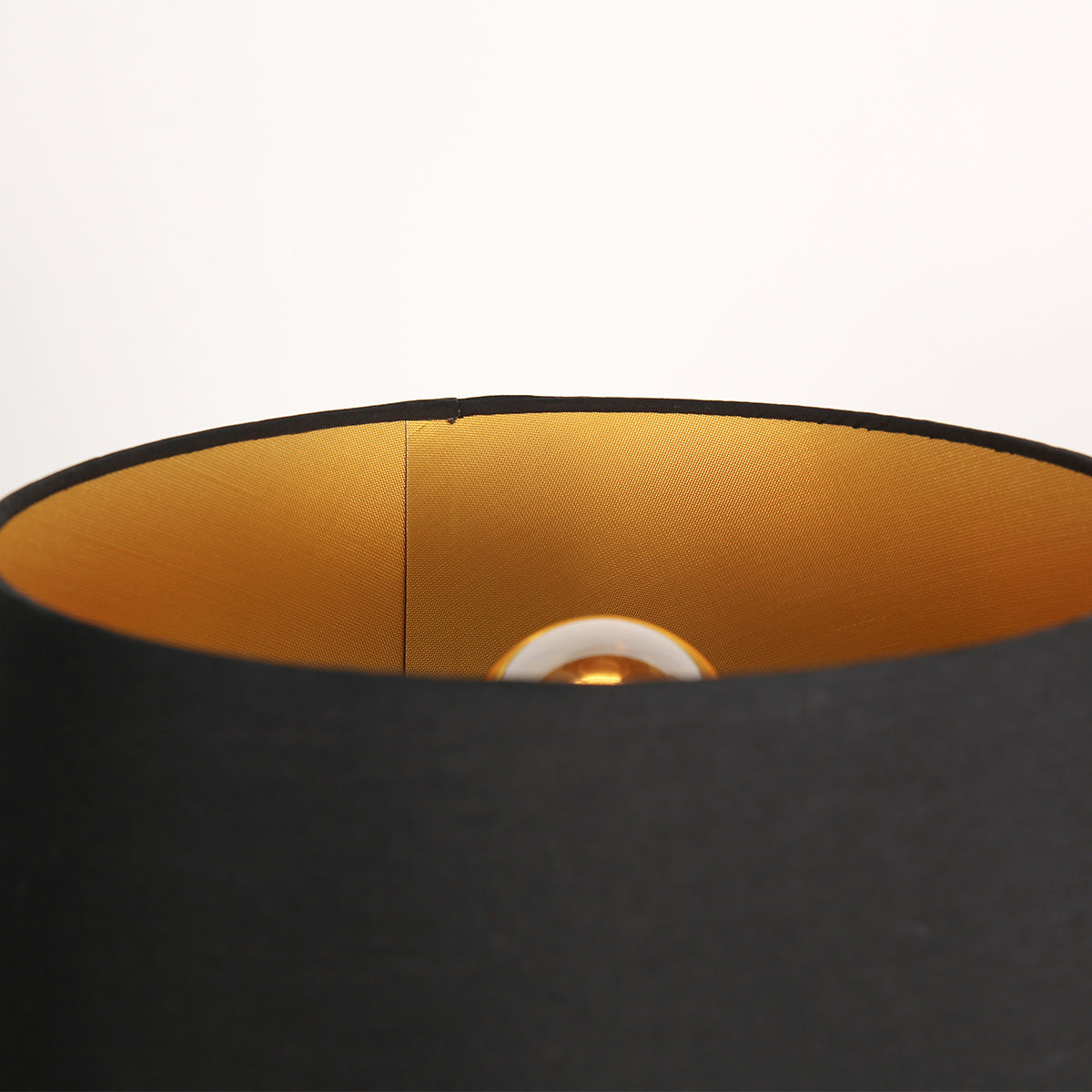 Lampadaire métal noir mat avec abat-jour conique or intérieur – H154 cm