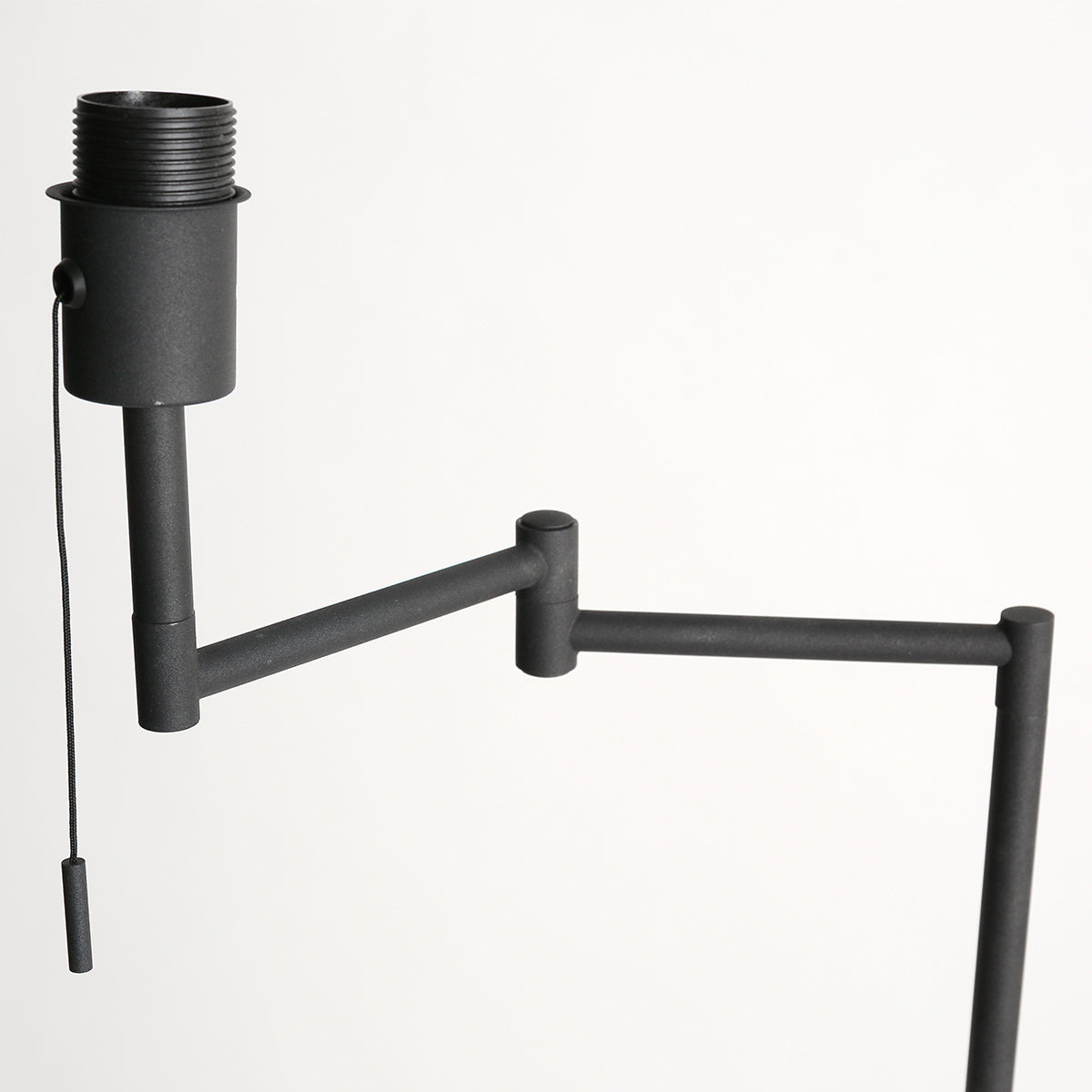 Lampadaire métal noir mat avec abat-jour conique or intérieur – H154 cm