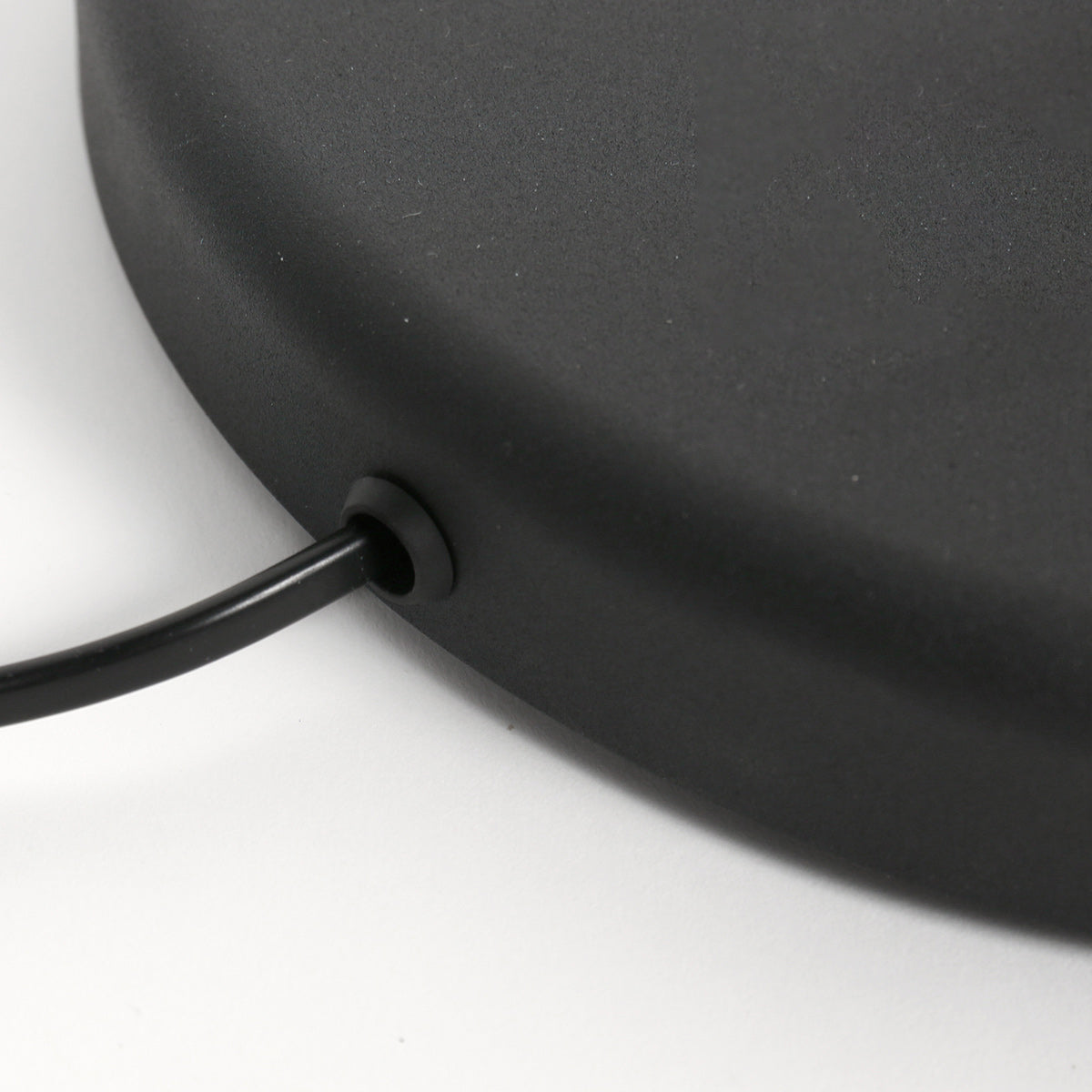 Lampadaire métal noir mat avec abat-jour conique or intérieur – H154 cm