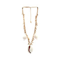 Collier décoratif coquillages cauris blancs en corde tressée suspendue