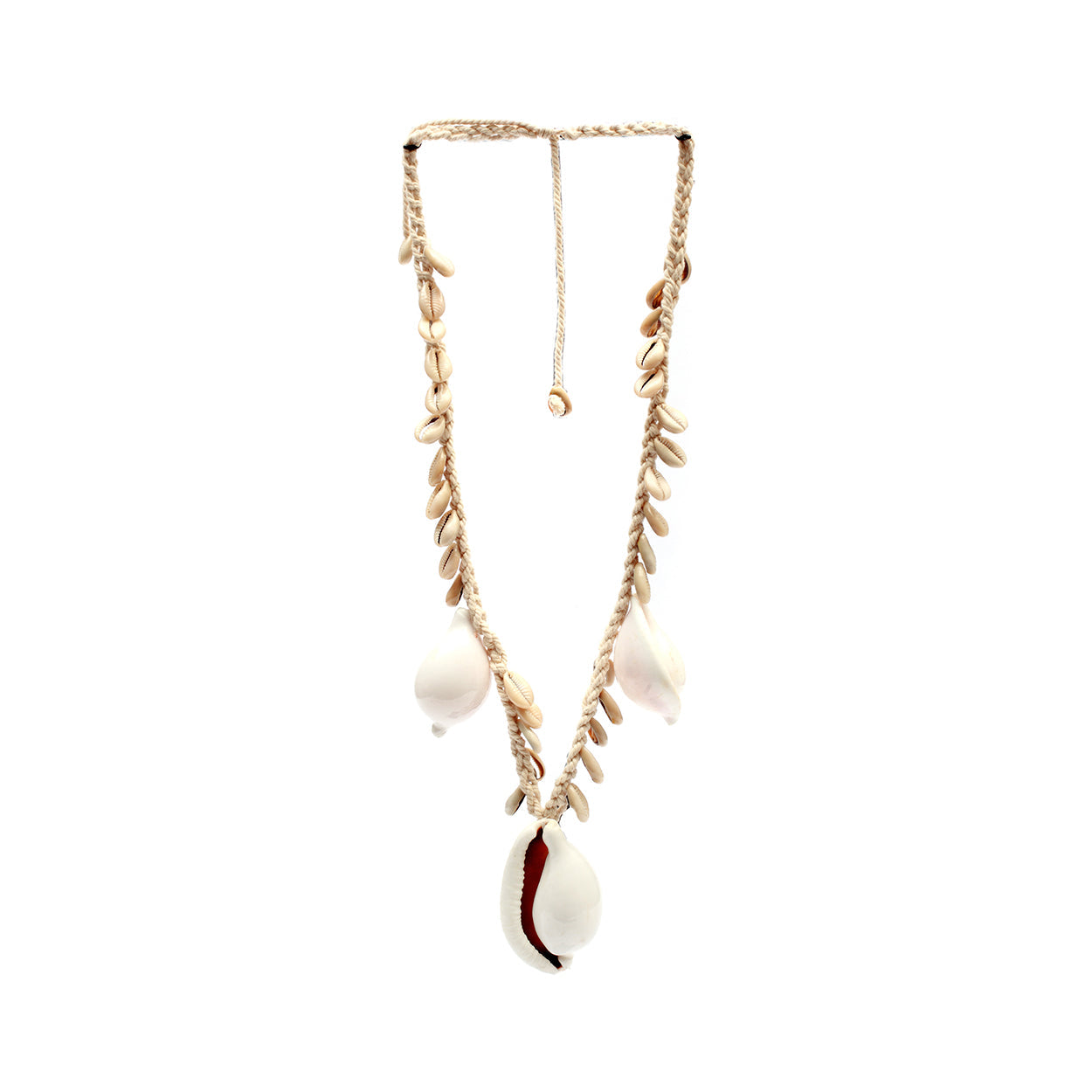 Collier décoratif coquillages cauris blancs en corde tressée suspendue