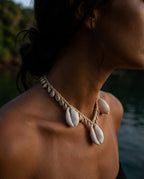 Collier décoratif coquillages cauris blancs en corde tressée suspendue
