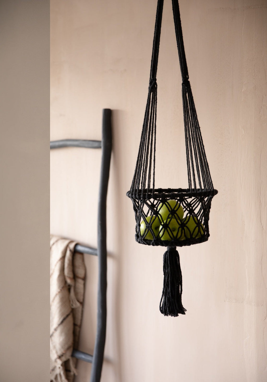 Suspension plante en macramé coton noir avec franges – H110 cm
