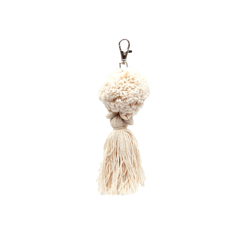 Porte-clés pompon en coton écru avec coquillages naturels