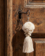 Porte-clés pompon en coton écru avec coquillages naturels