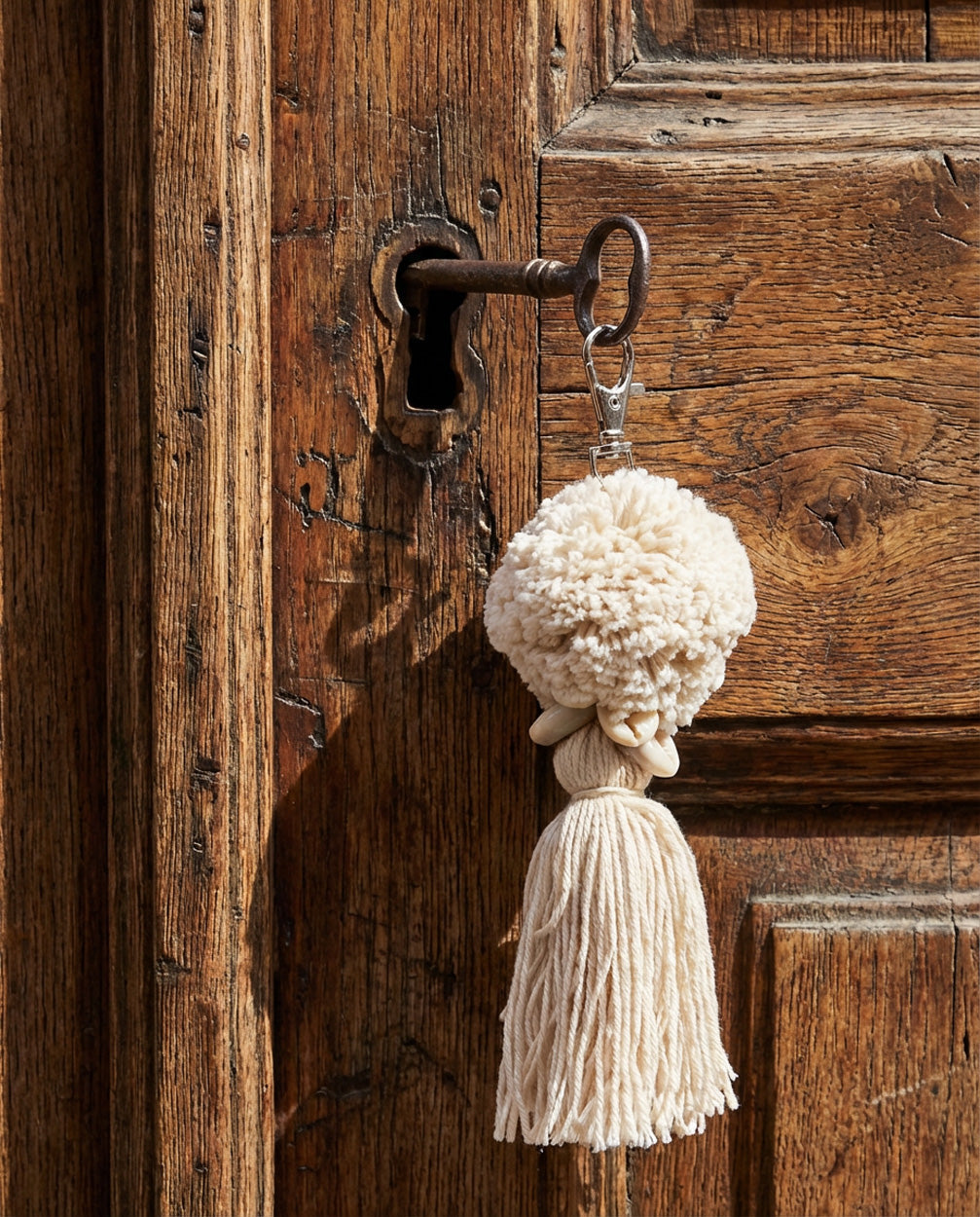 Porte-clés pompon en coton écru avec coquillages naturels