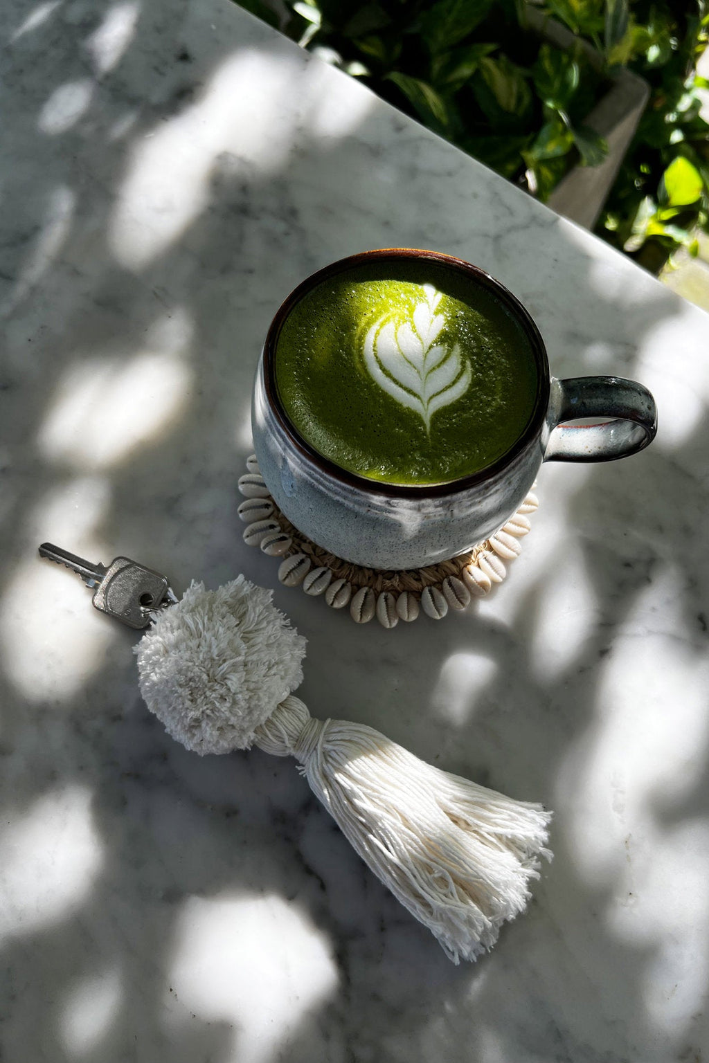 Porte-clés pompon en coton écru avec coquillages naturels