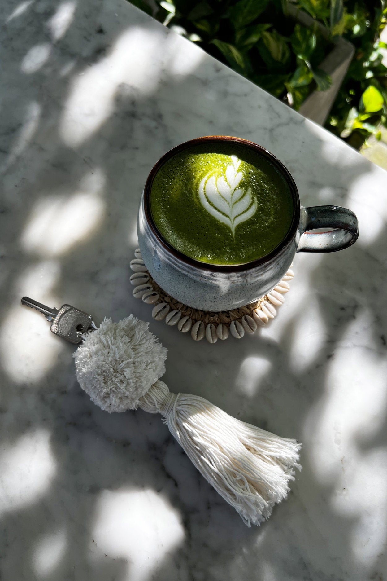 Porte-clés pompon en coton écru avec coquillages naturels