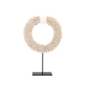 Disque décoratif en coquillages blancs sur socle métal noir – H45 cm