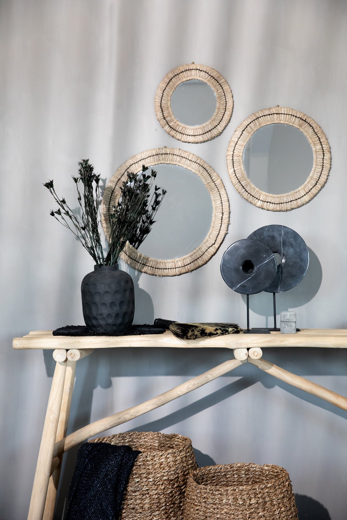 Disque décoratif en marbre noir sur socle métallique