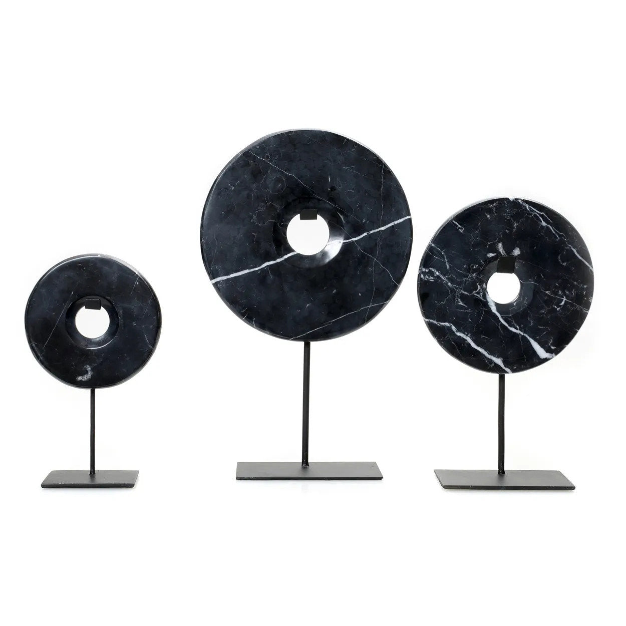 Disque décoratif en marbre noir sur socle métallique