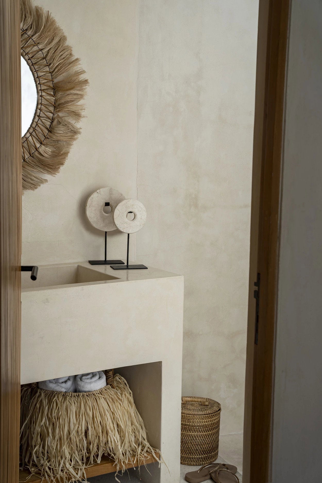 Disque en marbre blanc sur socle déco minimaliste