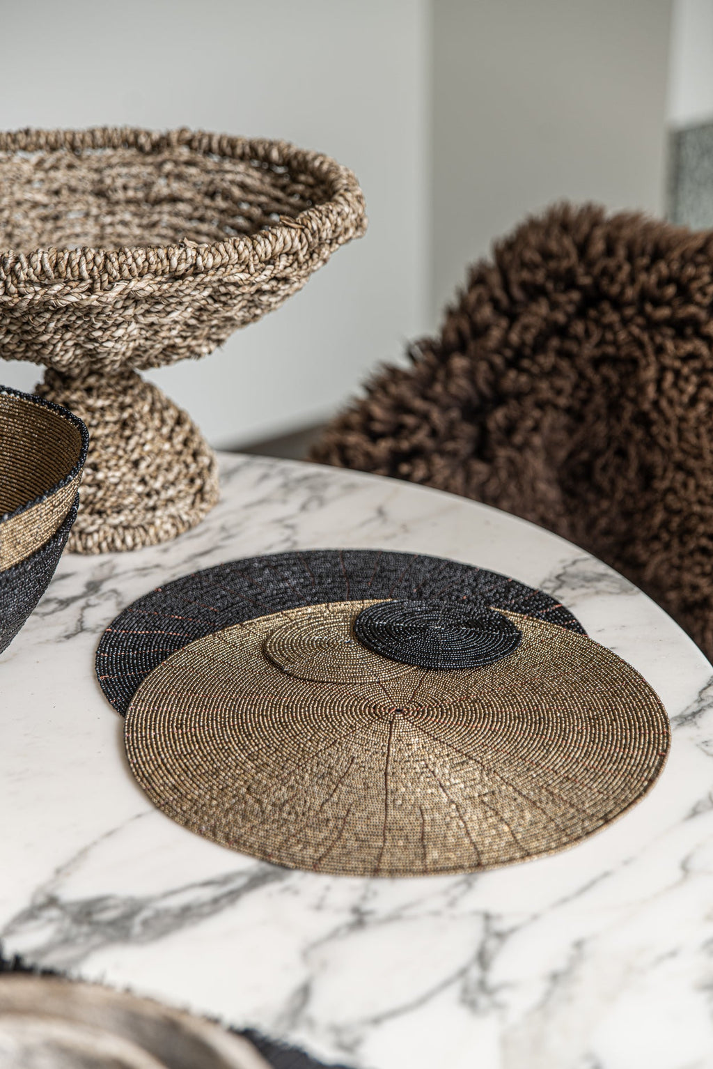 Set de table rond en perles noires motif rayonnant