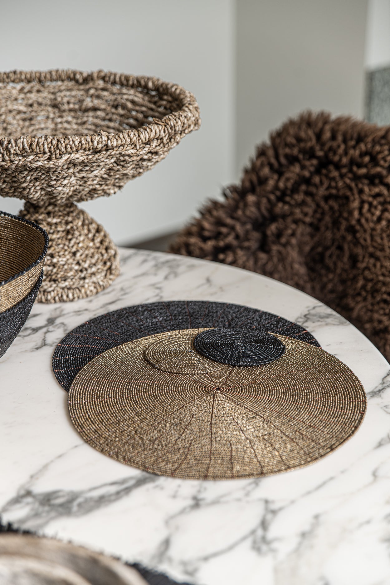 Set de table rond en perles noires motif rayonnant