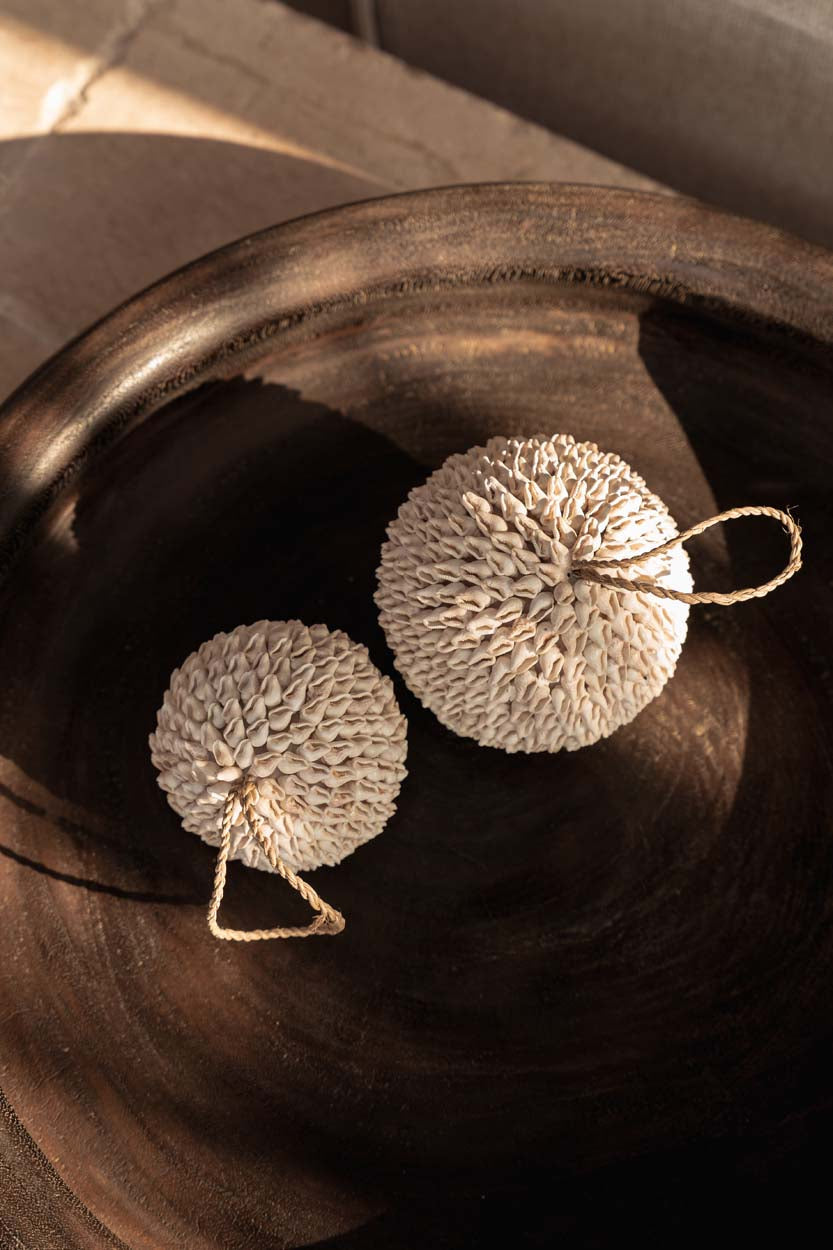Boule déco en coquillages blancs – Ø9 cm