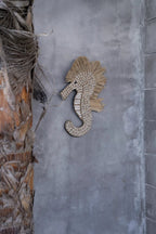 Déco murale hippocampe – Coquillages blancs et raphia – H40 cm