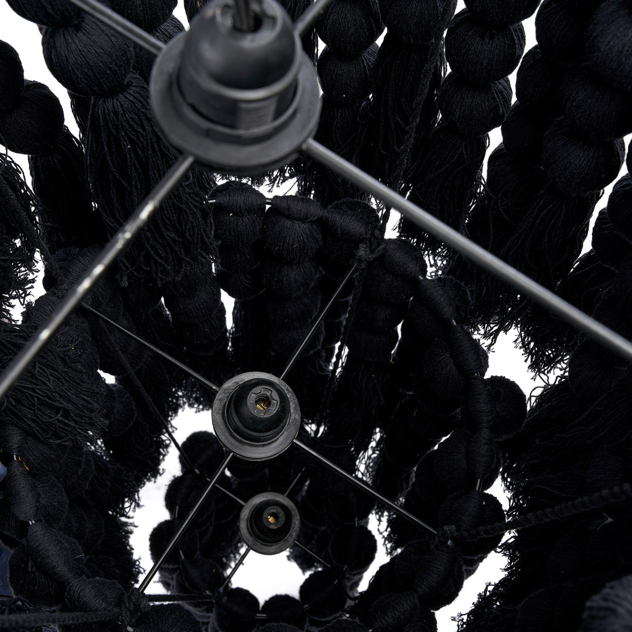 Suspension en coton noir à perles et pompons effet cascade – H160 cm