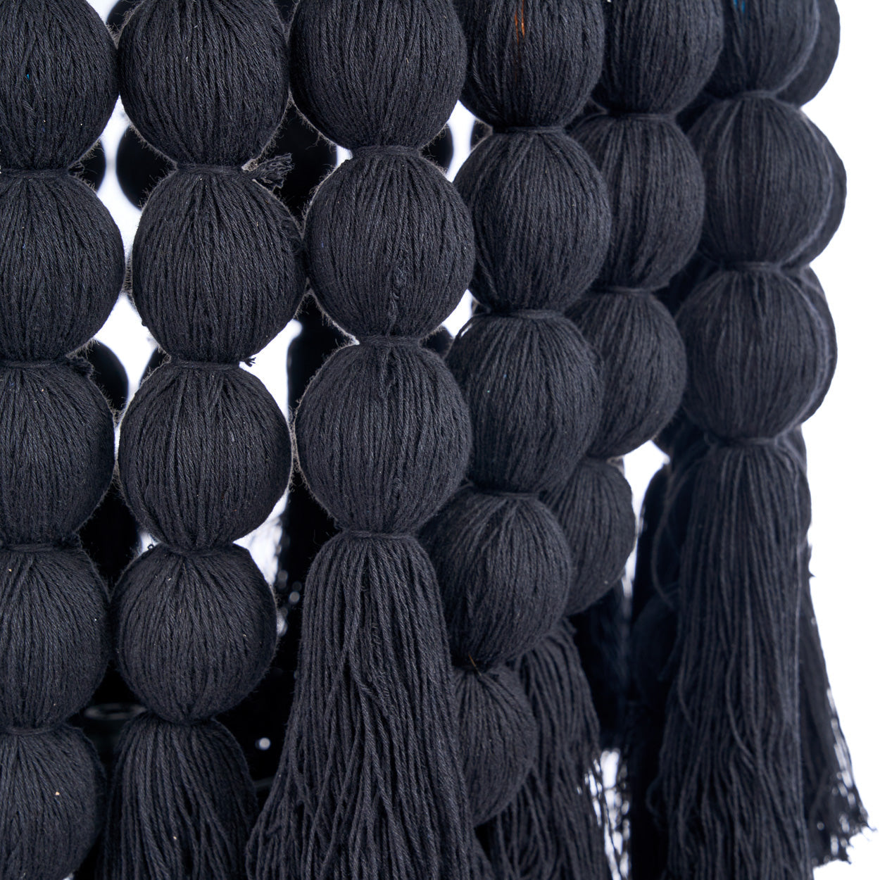 Suspension en coton noir à perles et pompons effet cascade – H160 cm