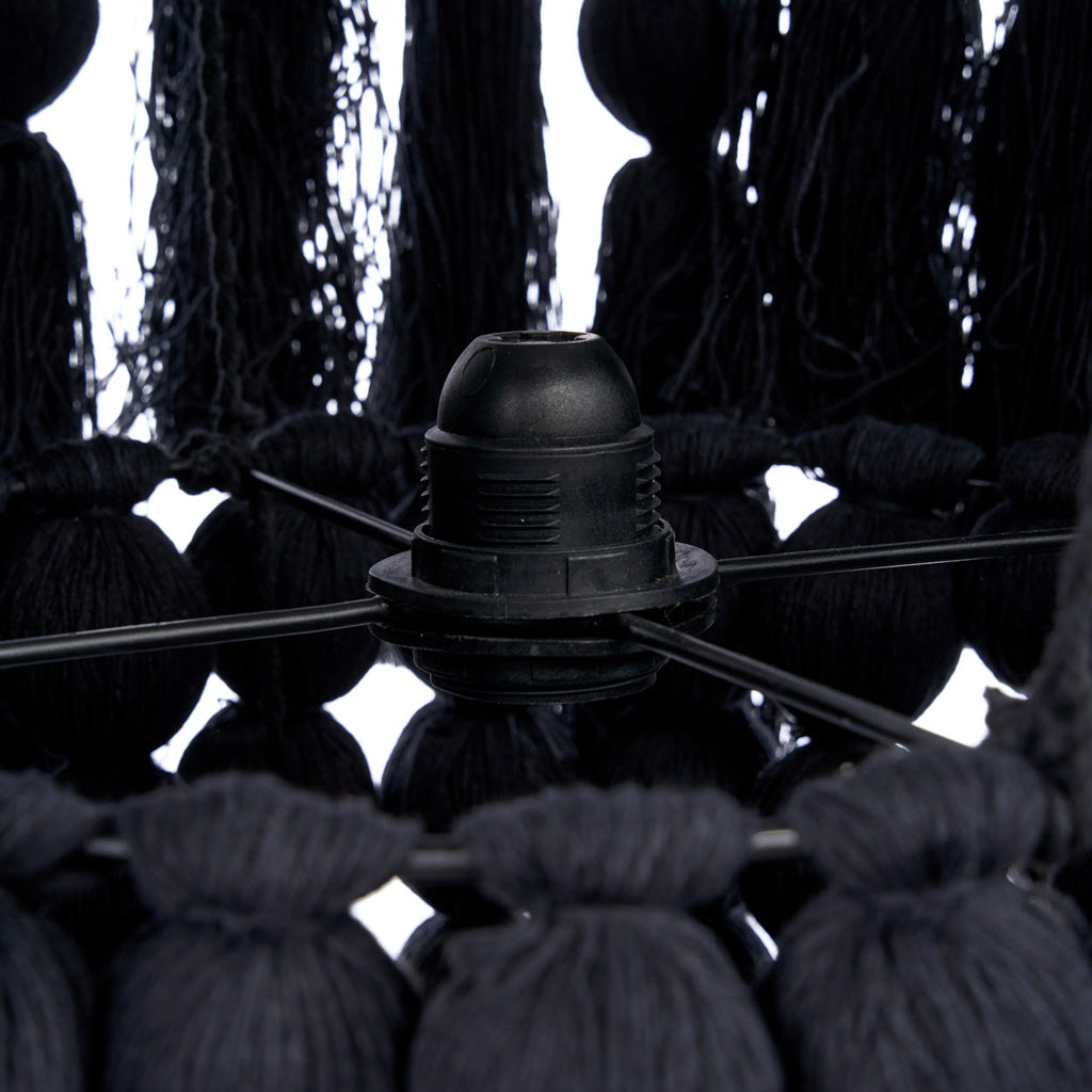 Suspension en coton noir à perles et pompons effet cascade – H160 cm
