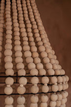 Suspension goutte en perles de bois naturelles – H73 cm