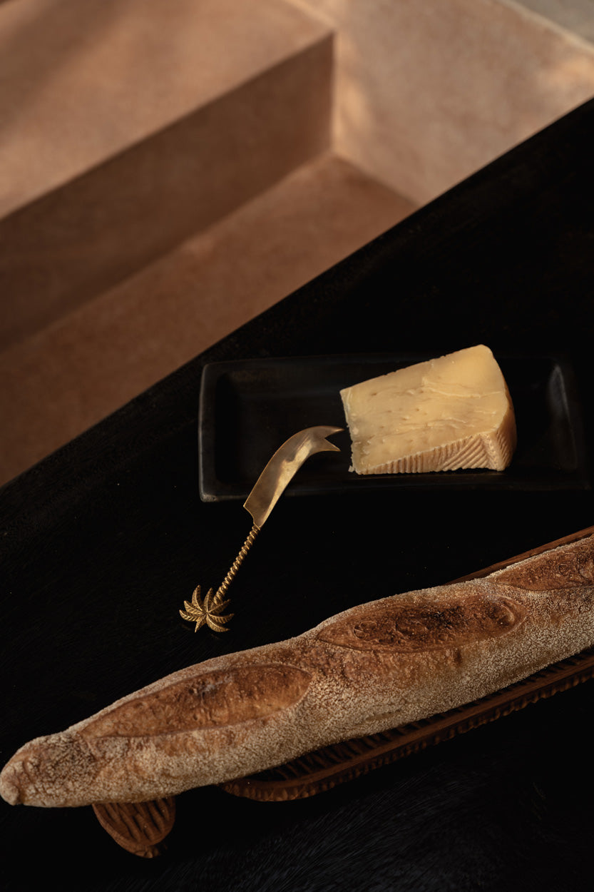 Couteau à fromage doré en laiton avec manche palmier torsadé