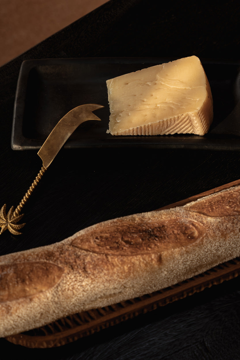 Couteau à fromage doré en laiton avec manche palmier torsadé