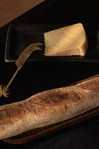 Couteau à fromage doré en laiton avec manche palmier torsadé