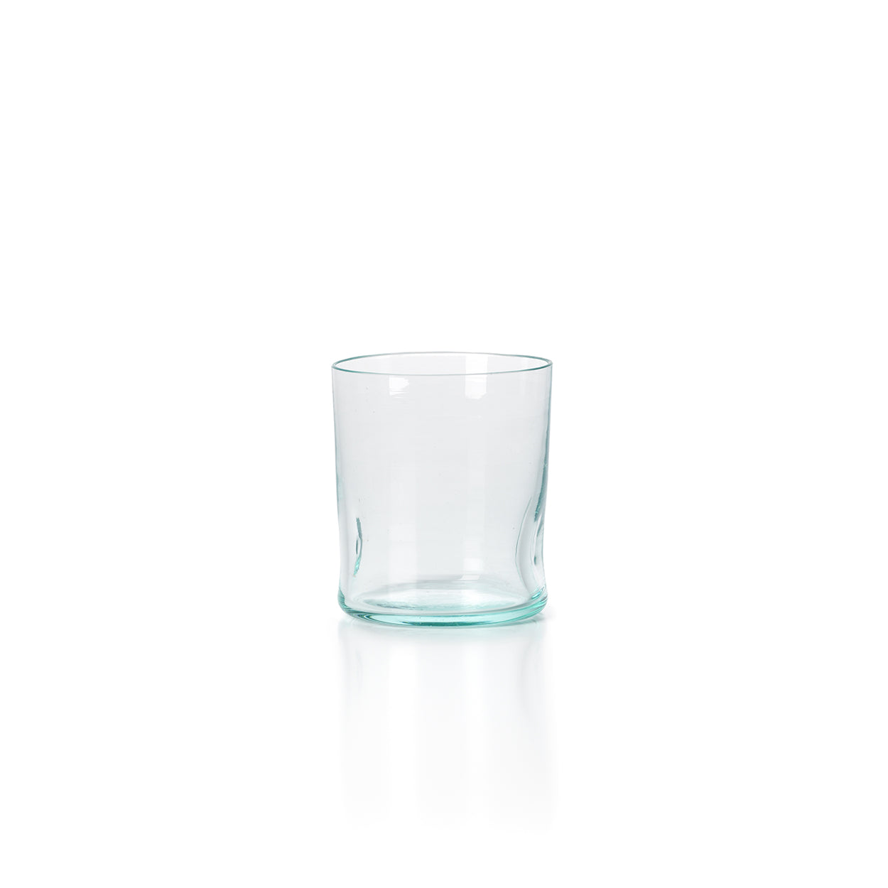 Gobelet en verre recyclé vert d’eau forme organique artisanale