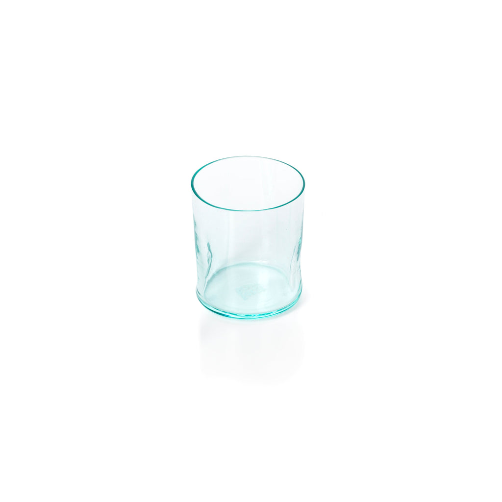 Gobelet en verre recyclé vert d’eau forme organique artisanale