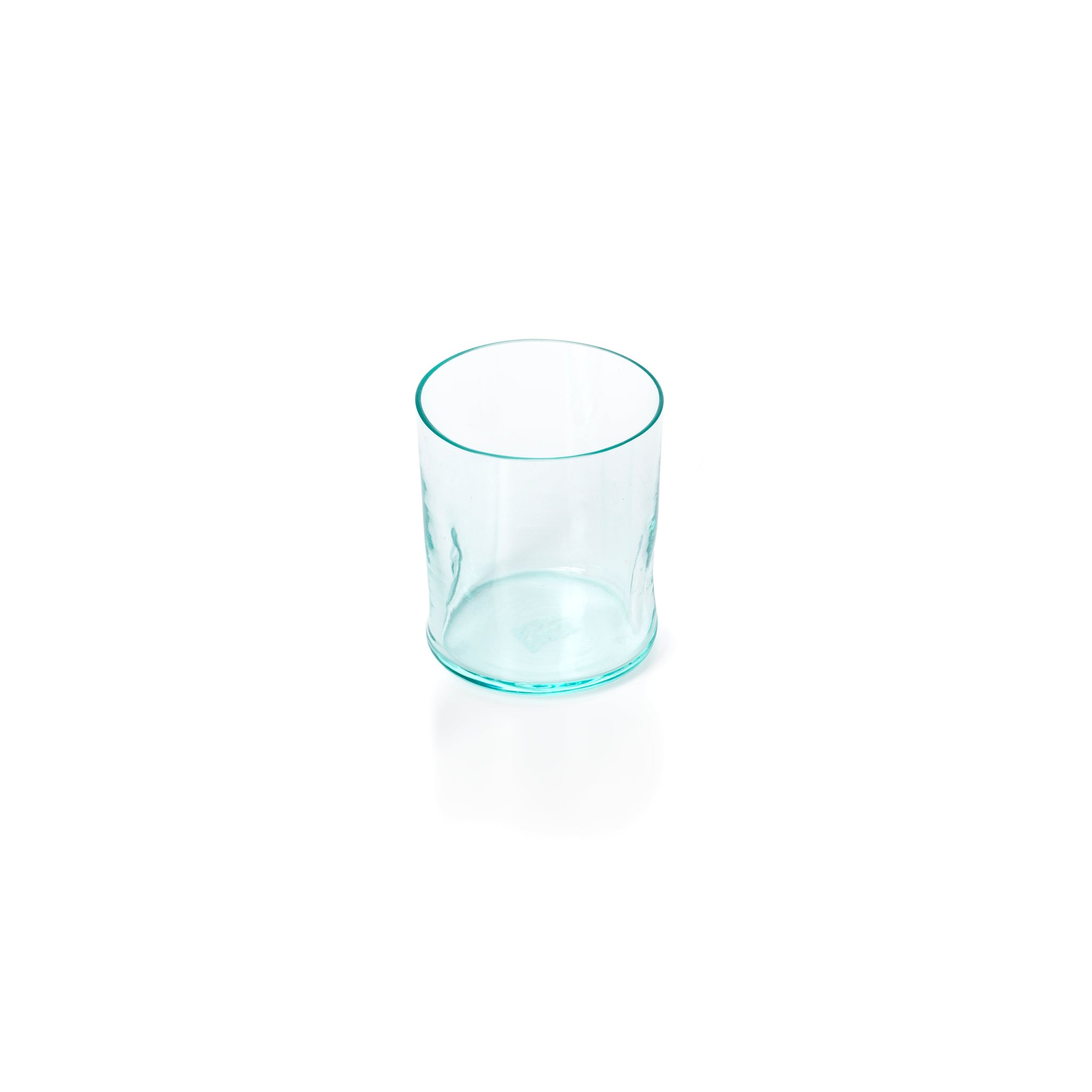 Gobelet en verre recyclé vert d’eau forme organique artisanale