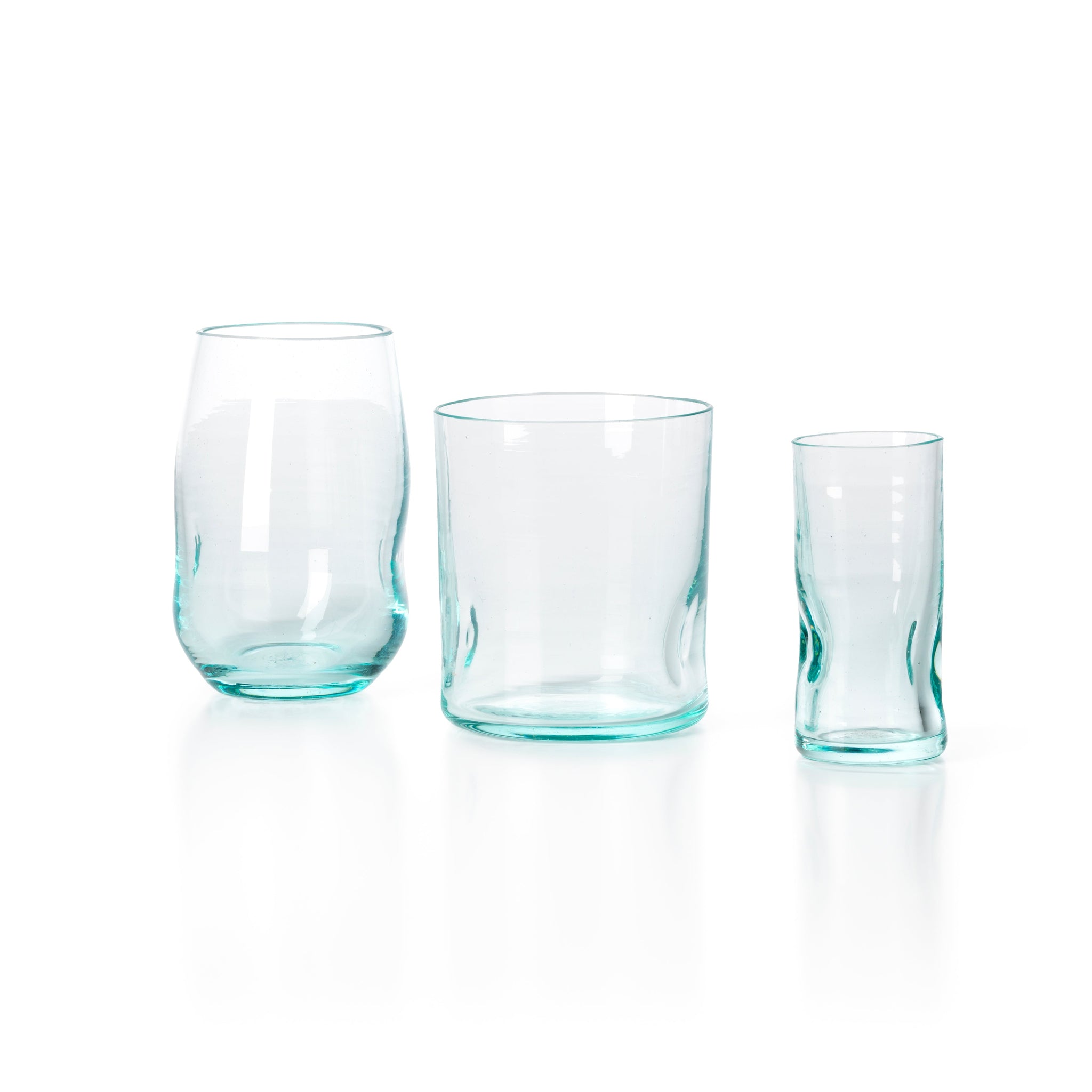 Gobelet en verre recyclé vert d’eau forme organique artisanale