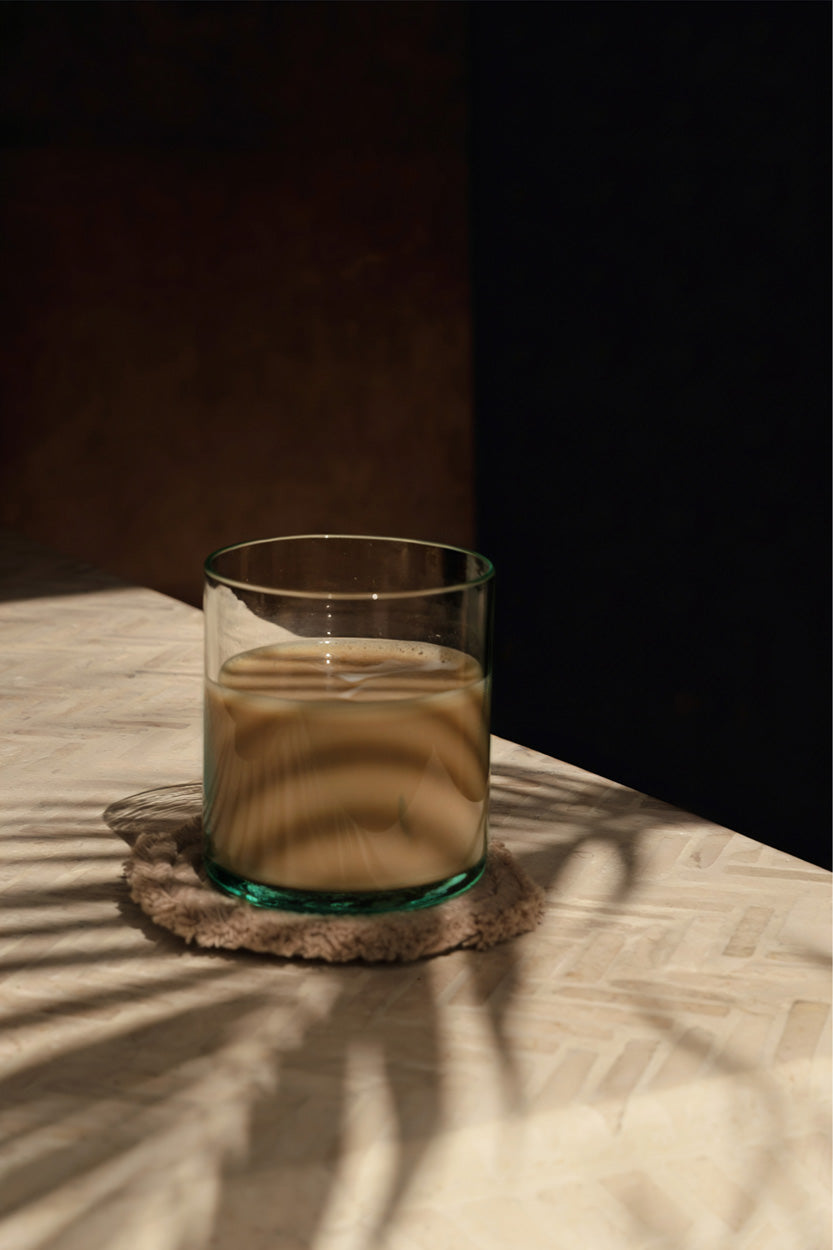 Gobelet en verre recyclé vert d’eau forme organique artisanale