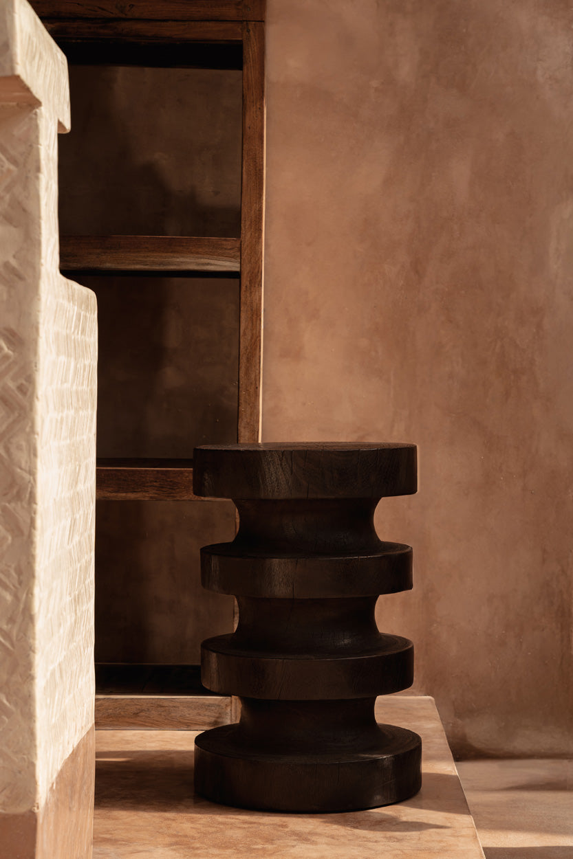 Table d'appoint en bois massif brun foncé, forme totem sculptée - H60 cm