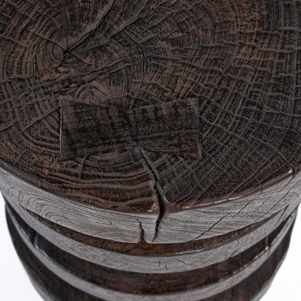 Table d'appoint en bois massif brun foncé, forme totem sculptée - H60 cm