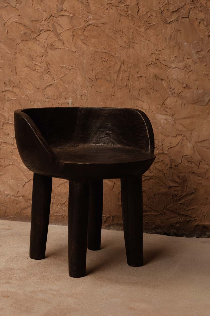 Chaise basse noyer foncé sculptée à assise creusée – 50x50 cm