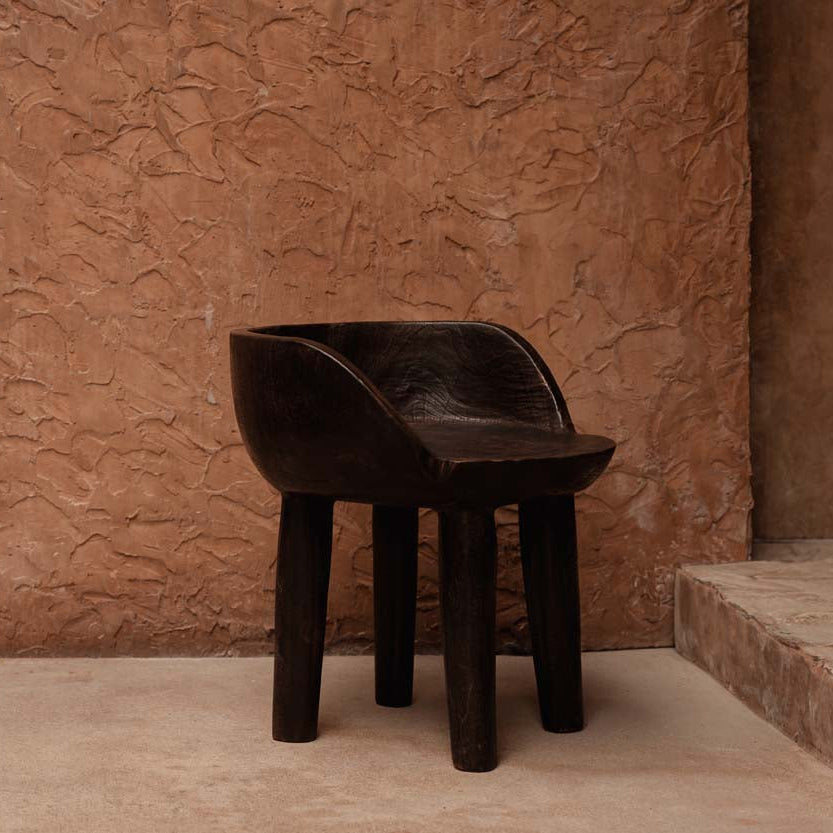 Chaise basse noyer foncé sculptée à assise creusée – 50x50 cm